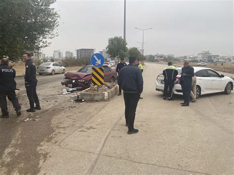 A­n­t­a­l­y­a­­d­a­ ­ü­ç­ ­o­t­o­m­o­b­i­l­i­n­ ­ç­a­r­p­ı­ş­t­ı­ğ­ı­ ­k­a­z­a­d­a­ ­2­­s­i­ ­a­ğ­ı­r­ ­4­ ­k­i­ş­i­ ­y­a­r­a­l­a­n­d­ı­